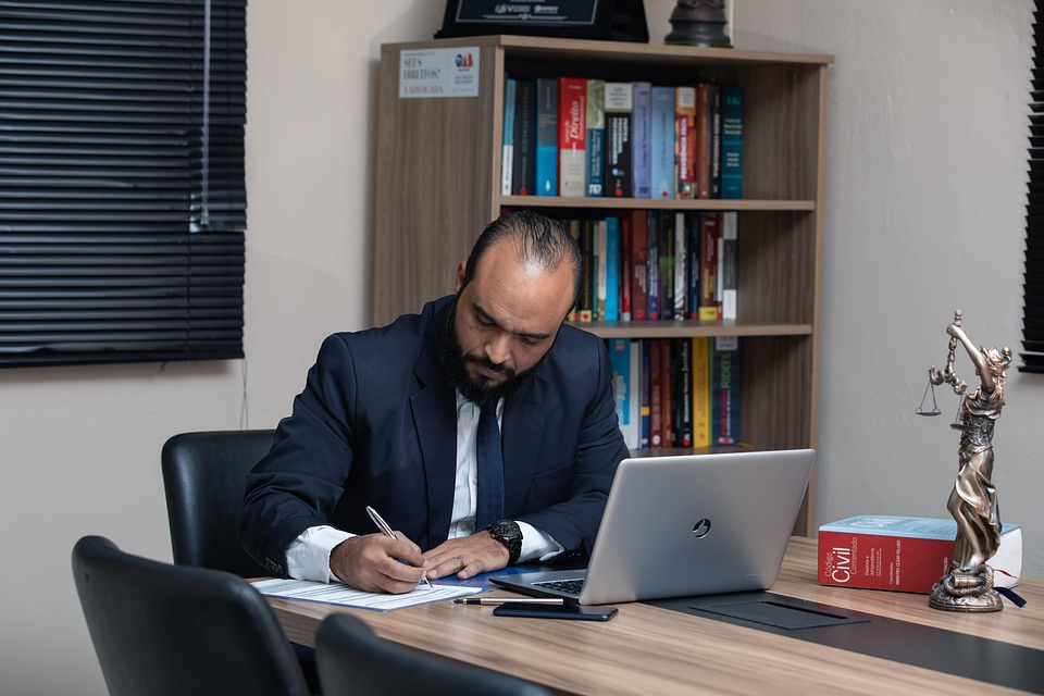 Essential Corporate Lawyer CV Template: Stand Out in the UK Legal Job Market