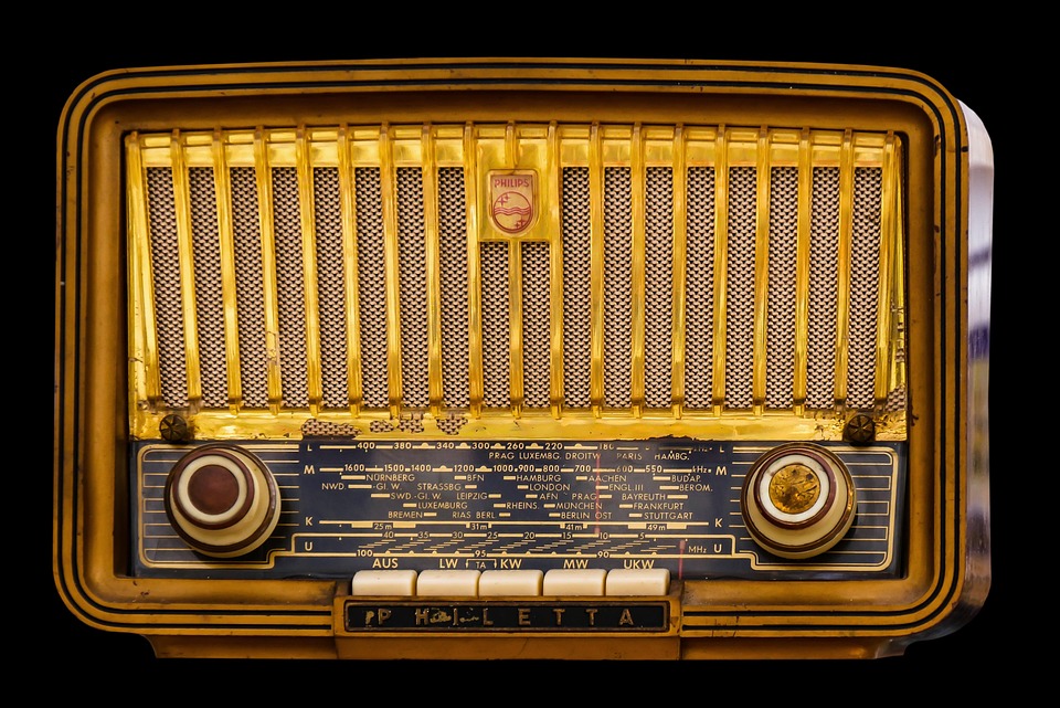 How to Craft an Impressive Cover Letter for a Radio Producer Role: Essential Tips and Examples